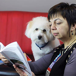 Faire la lecture à un animal